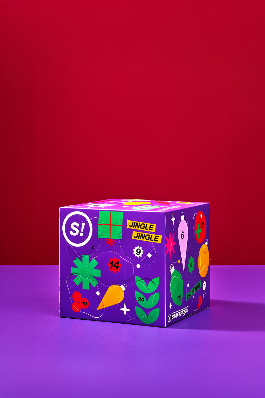 Pumpkin Spice Rezepte aus dem Adventskalender. Latte, Porridge und Kürbis-Muffins 3 Der STAY SPICED ! Spice Cube Mini Gewürz-Adventskalender 2026 in Lila vor rotem Hintergrund