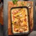 Deftiger Chicorée-Auflauf aus dem Ofen mit Schinken, Käse und cremiger Soße. Einfaches Chicorée-Auflauf Rezept (auch) für kalte Tage.