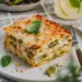 Grüne Spargel Lasagne mit Hähnchen-Bolognese frisch aus dem Ofen